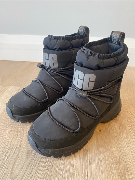 UGG Shoes - UGG Black Insulated Snow Boots Women’s Size 9 Winter Lace Up